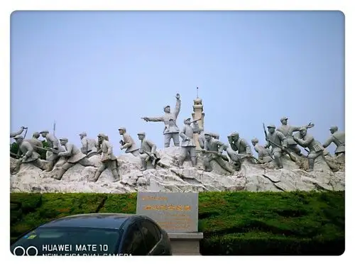 马陵公园大门口革命英雄的浮雕.