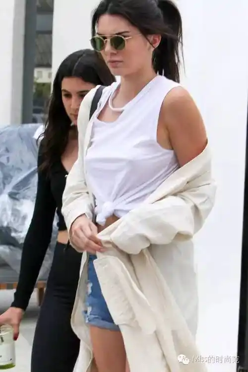 明星真空出街露两点竟然在娱乐圈掀起风潮