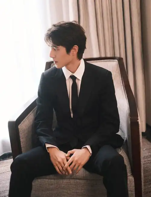 西装绝绝子刘昊然