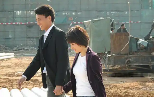 事业巅峰期选择嫁富豪,因拍吻戏与丈夫离婚,今二婚被宠成公主|李佳