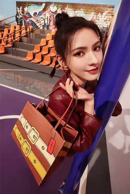 张予曦最新时尚大片公开缤纷色彩间张力十足