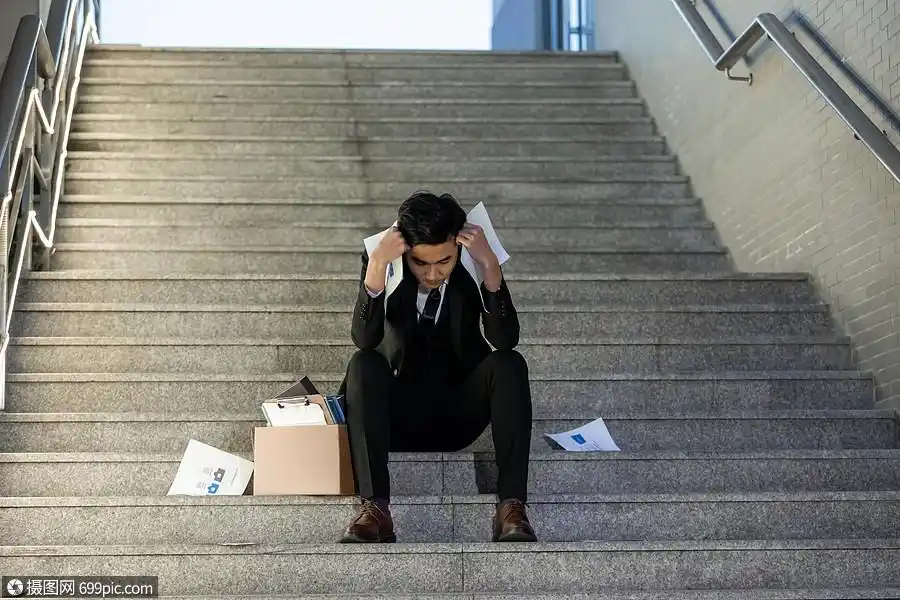 被辞退的商务男性失落的坐在楼梯上