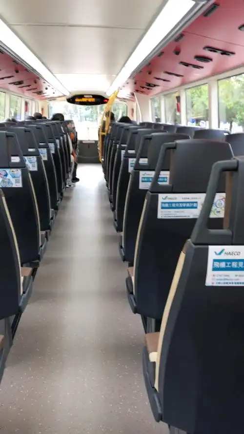 公交车最后一排中间那个位置就像皇帝坐的