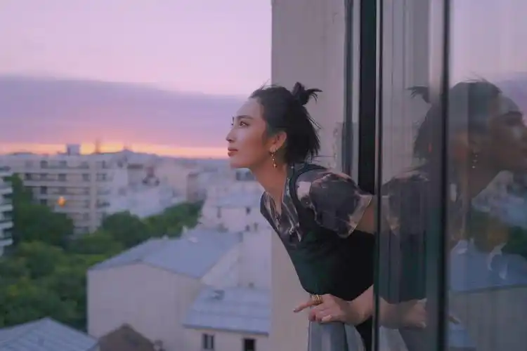 王紫璇巴黎窗台写真丸子头映衬天鹅颈气质清冷