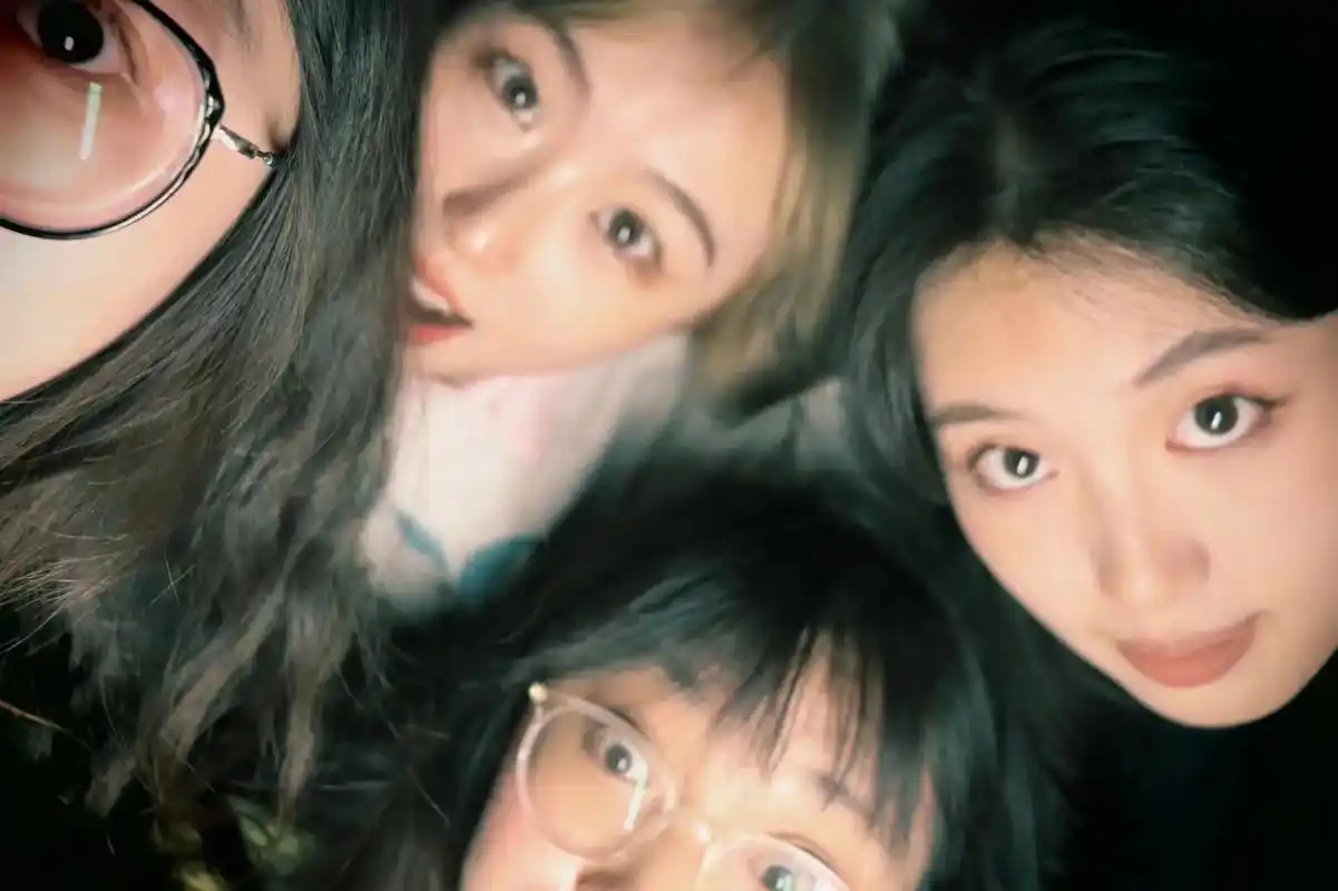 友宝女 #都是美女 #寝室拍照 #宿舍拍照姿势 #封校的当 - 抖音