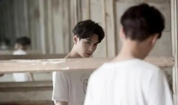 好男人张艺兴拒绝女下属外出陪酒不需要穿短裙露肉