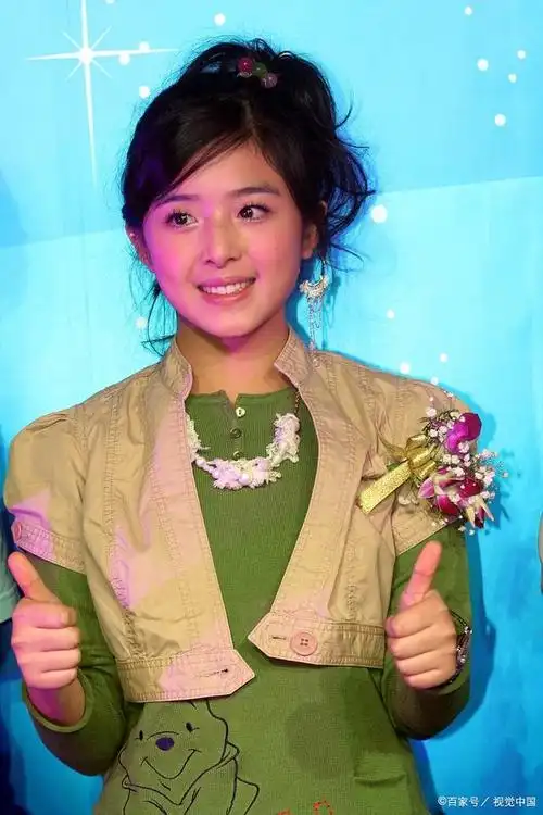 2004年,张含韵参加了超级女声的比赛,当时她只有15岁.