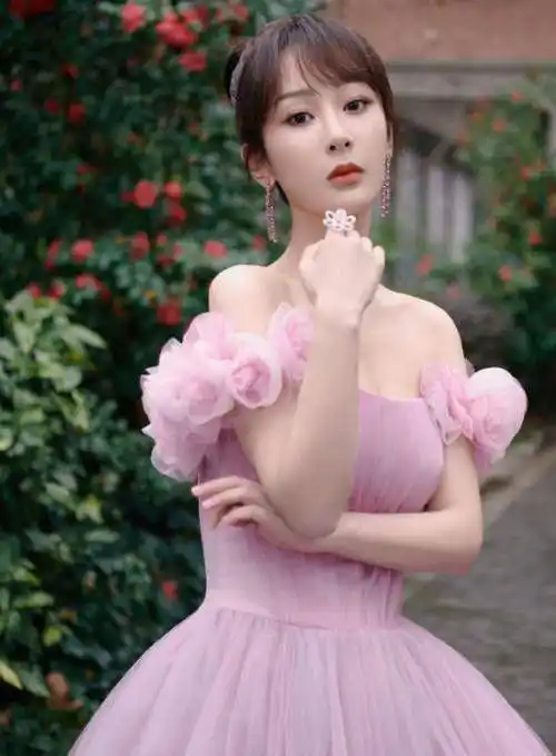 在剧里演公主抱的戏,也是有点吃力,所以体重一直是杨紫身上的一个梗