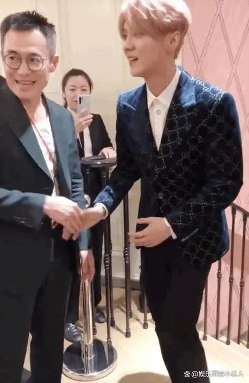 男星避嫌十八式:肖战绅士牵手表,丁程鑫兰花指,王一博