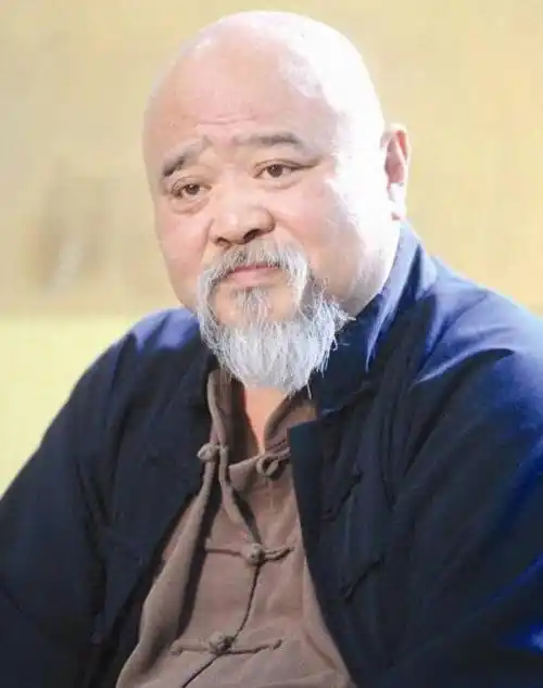 老戏骨李琦在北京卖烤串,50元一串生意爆火,胡子拉碴很是神气