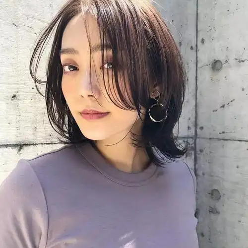 今年非常流行高层次的碎剪中长发超级好看又时髦