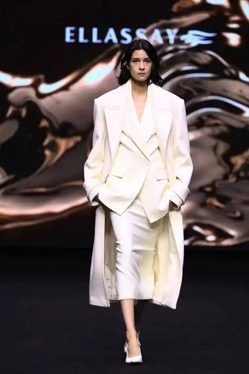 ellassay歌力思2024秋冬系列,对经典的波点元素进行新诠释,用金色配饰