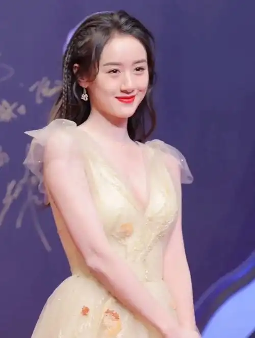 袁冰妍亮相红毯,这身礼服太适合她的气质了!-度小视