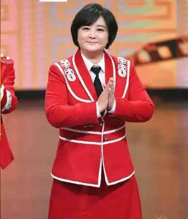 被冯巩带着上了4次春晚都没红的人,谁知贾玲一带便火遍全国