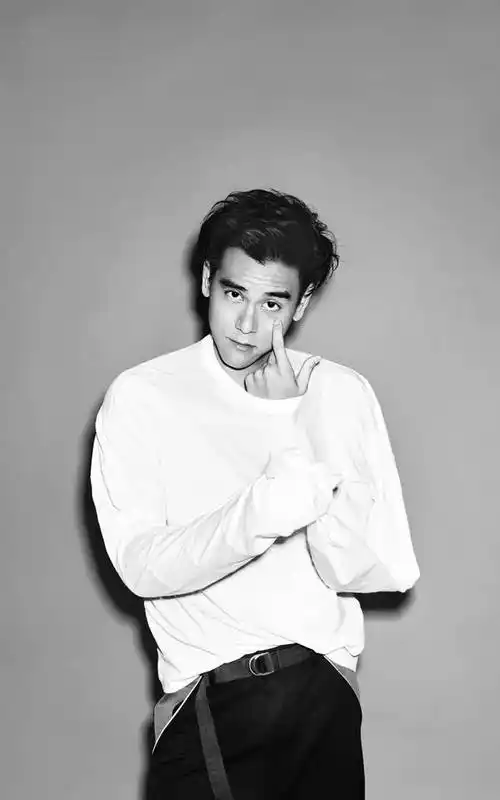 手机壁纸彭于晏黑白写真图