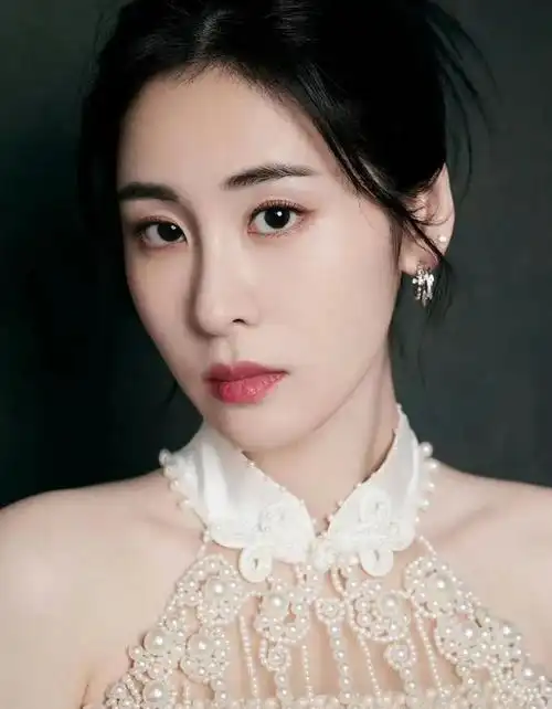 明星美图:性感美女歌手张碧晨壁纸写真 第5期