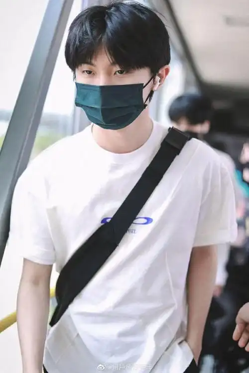 组图马嘉祺机场饭拍少年感满满穿白t恤搭黑色斜挎包简约帅气