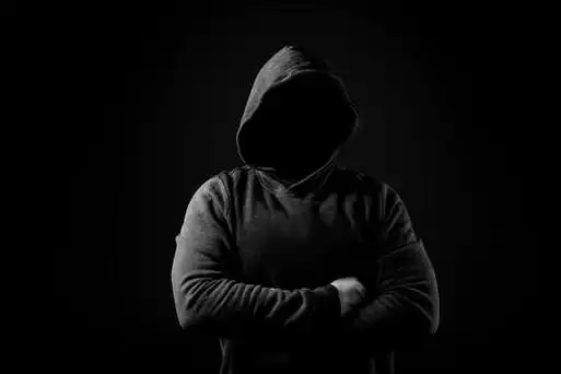 大家回头一看,是一位身穿黑色披风斗篷的神秘人.