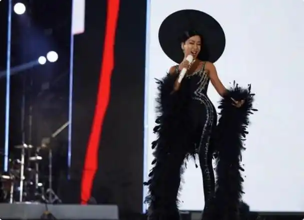 音乐盛典张碧晨法令纹谢可寅瘦成纸片人ella却疑医美后遗症