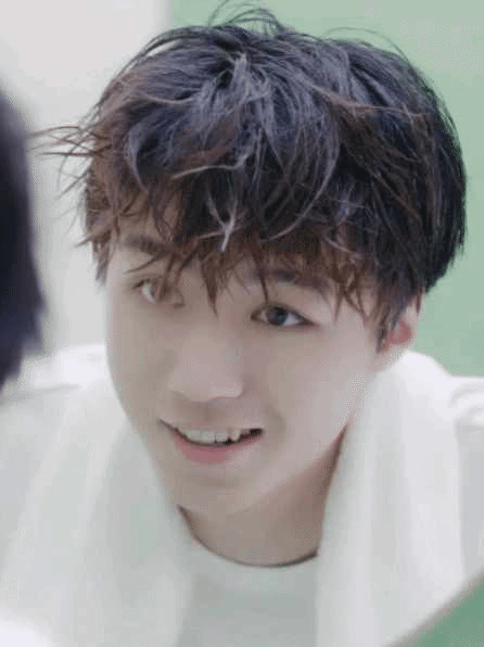 分享王俊凯超可爱的虎牙合集 又酷又帅又甜的男孩子上线