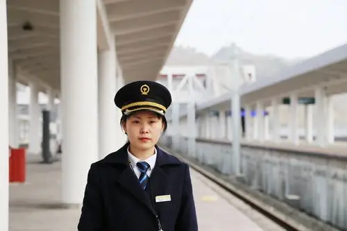 遵义车务段的女职工们仍然坚守在各自岗位上,为旅客货主提供优质的