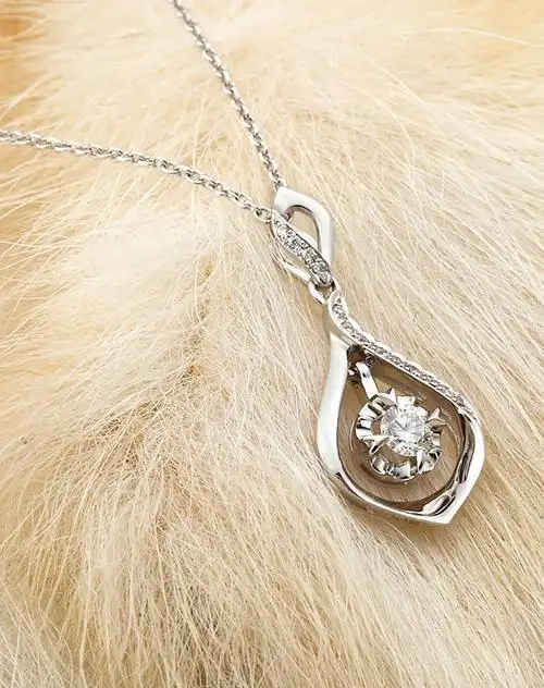 女款气质出众精致华美水滴形18k白钻石吊坠白色