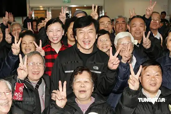 图文成龙出席公益活动成龙和参与者合影