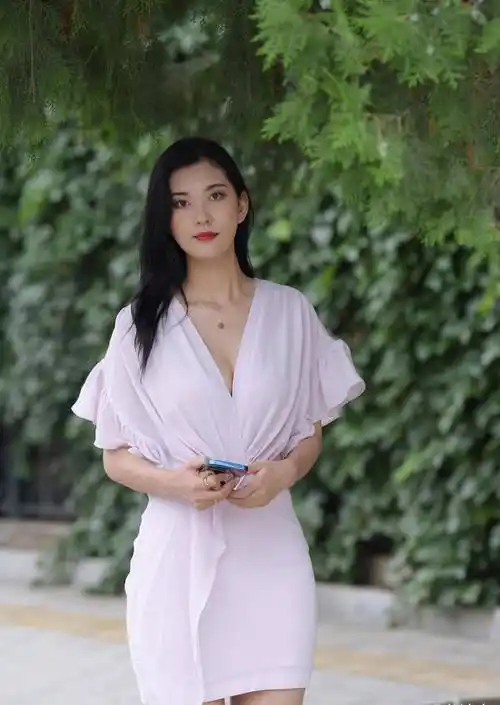 穿深v连衣裙的成时尚女人,时尚的身材,迷人的气质,魅力一点都不输给