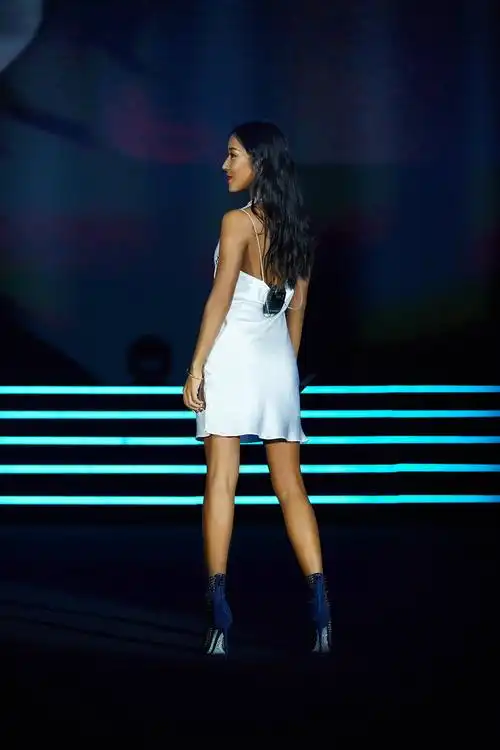 吉克隽逸吊带白裙性感现身网友换造型师了