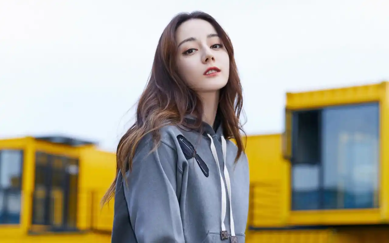 迪丽热巴时尚街拍高清桌面壁纸