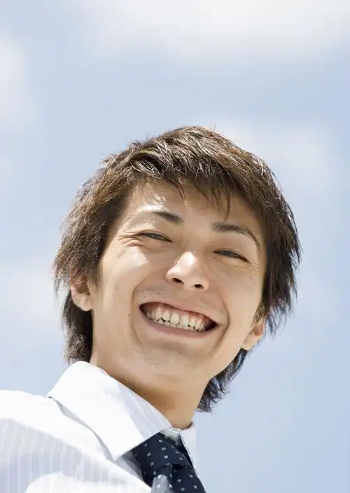 笑露齿的男生图片