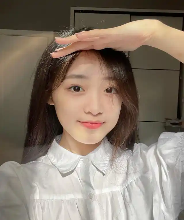 素颜好看的女人,都少不了这4个特征,是天生的清纯"少女脸"!