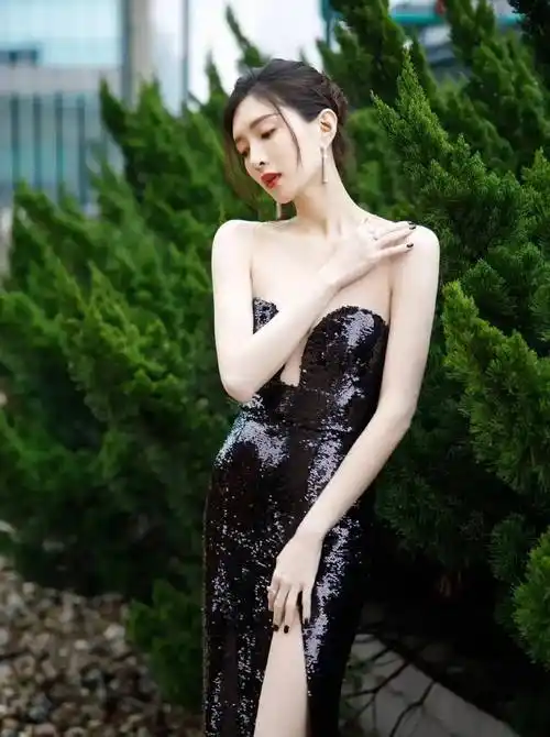 江疏影穿抹胸裙秀纤细长腿_一身_好身材_淑女