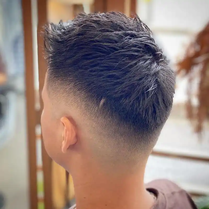 50多岁大叔头发花白,剪款飞机头,意外变男神,实在太帅了_发型