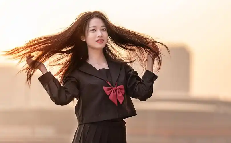 长发飘逸的女孩