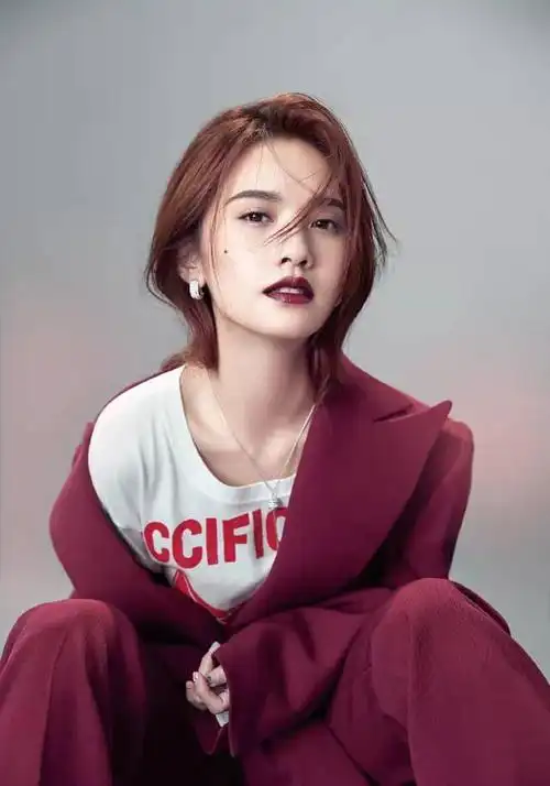 一个曾经以《恶魔在身边》《海派甜心》等偶像剧走红的演员,一个曾经