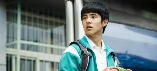 1997年出生于河南省平顶山市的刘昊然,小学毕业后考上北京舞蹈学院