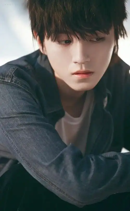 男明星狼尾发型#王俊凯狼尾造型狠狠的爱住了溢出屏幕的帅气 漫画男