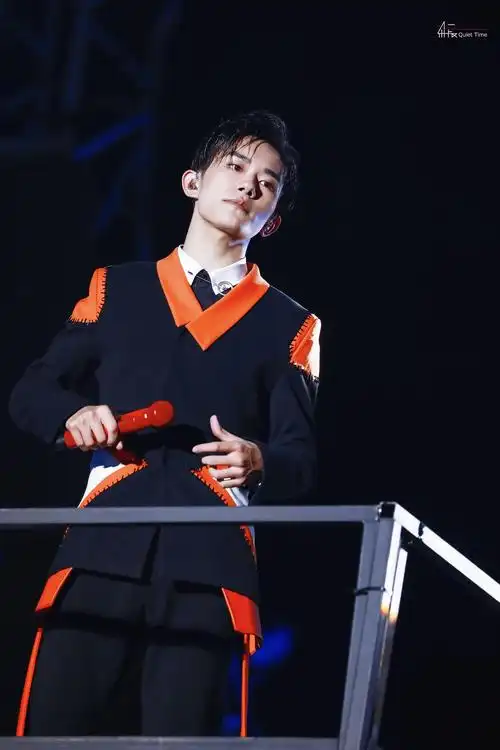 易烊千玺人海颠簸车水川流手执红色话筒的你西装翩翩