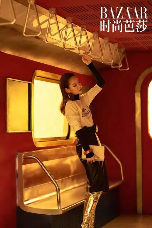 戚薇登《时尚芭莎》封面 黑色高开叉长裙迷人又暗黑