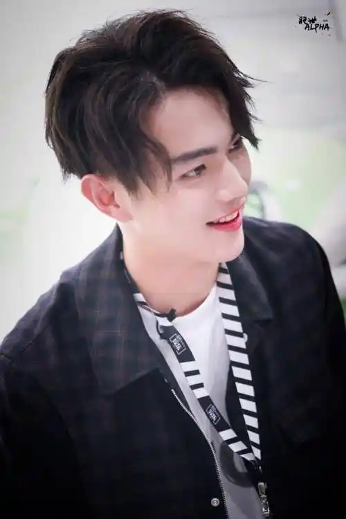 不管怎样,许凯的个人魅力还是十分显眼的.