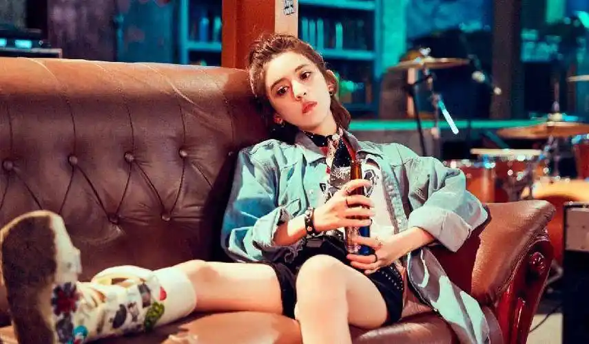 《缝纫机乐队》拍摄时大鹏滥用职权,给娜扎加吻戏,乔杉表示无奈_古力