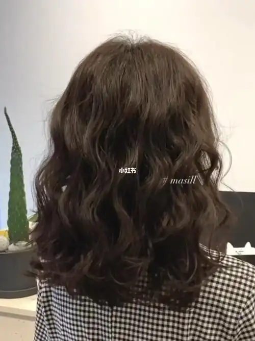 中短发发型蓬松复古羊毛卷烫发