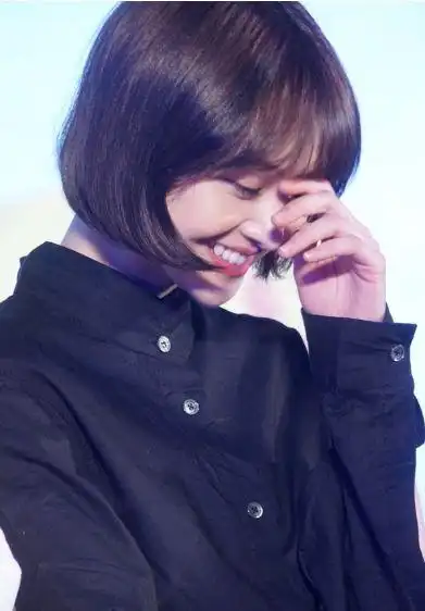 元气少女风 郑爽新片剪俏皮短发美出了新高度