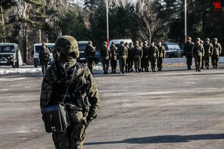 2017年2月,参加演习之前的波兰陆军第10骑兵旅坦克营的士兵整队集合.