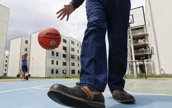 委内瑞拉男子拥有40厘米大脚 打破世界纪录(图)