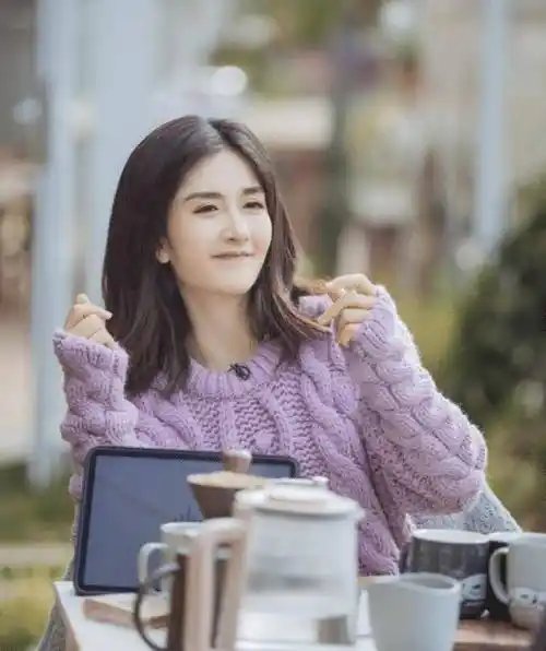 原创太阳女神谢娜素颜照曝光离开10级美颜后这才是39岁的模样