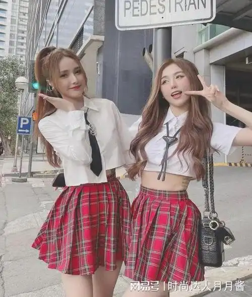 美女穿搭图集闺蜜装的两人美的各有千秋看好谁呢