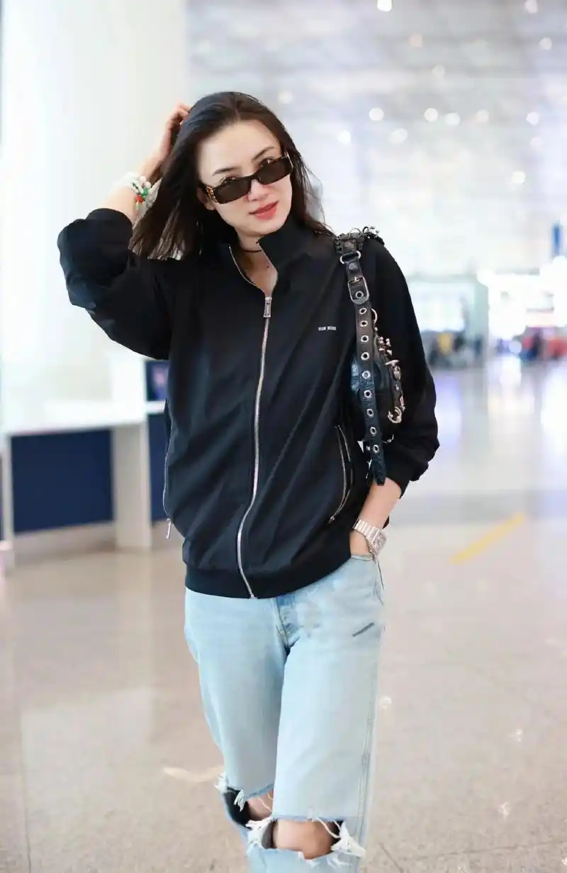 主打一个自在美学 宋佳.周末酷飒好心情 气场全开#宋佳 #穿 - 抖音