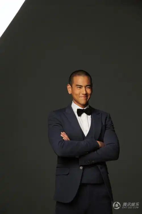 彭于晏寸头情人节大片曝光捧玫瑰演绎完美恋人2